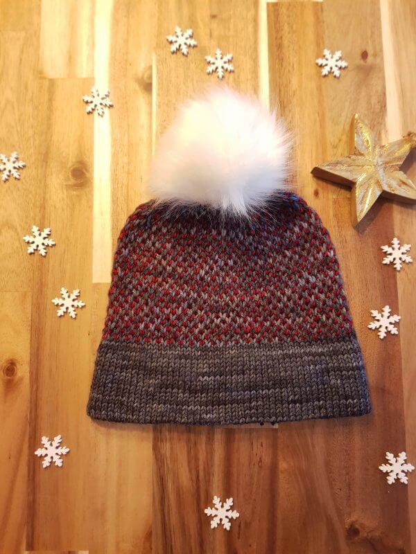The knitted Two Tone Toque with a white faux-fur pom-pom